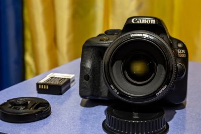Лот: 15049760. Фото: 1. Фотоаппарат Canon Eos 100D. Цифровые зеркальные