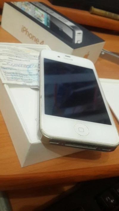 Лот: 9991149. Фото: 1. IPhone 4 White. Смартфоны