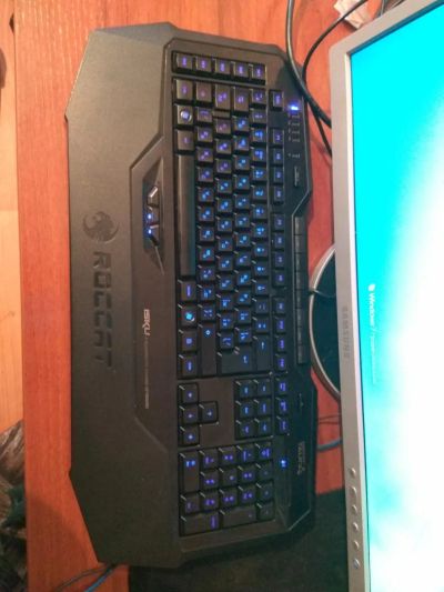 Лот: 8511347. Фото: 1. Игровая клавиатура roccat 12 711синяя... Клавиатуры и мыши