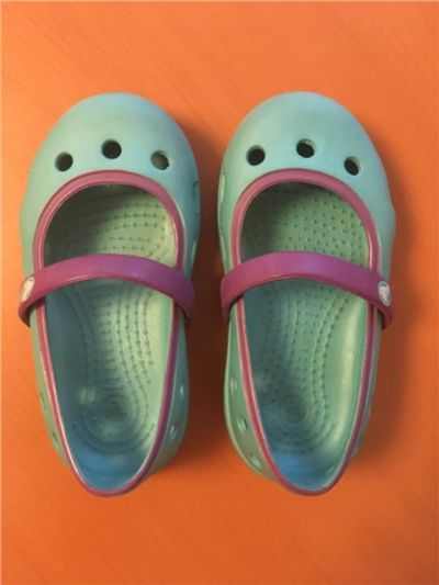 Лот: 10336942. Фото: 1. продам туфли-мыльницы Crocs девочке... Шлепанцы, сланцы