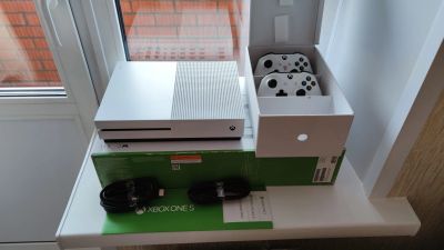 Лот: 19386932. Фото: 1. Xbox One S, 1TB + 2 геймпада... Игровые приставки, консоли