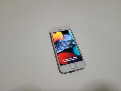 Лот: 19396375. Фото: 1. iPhone SE оригинал. Смартфоны