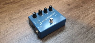 Лот: 18412487. Фото: 1. Yerasov гитарный эффект compressor-sustainer... Гитарные эффекты и комбоусилители