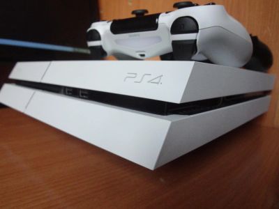 Лот: 5027001. Фото: 1. Playstation 4 White + dualshock... Игровые приставки, консоли