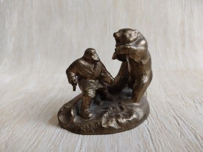Лот: 17133637. Фото: 1. статуэтка "Охота на медведя с... Предметы интерьера и быта