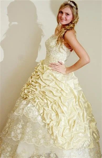 Лот: 805285. Фото: 1. золотое свадебное платье. Другое (свадебная мода)