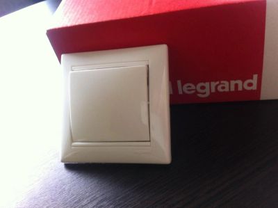 Лот: 6299566. Фото: 1. Legrand Valena Бел Выключатель... Электроустановочные изделия