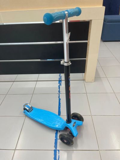 Лот: 20574778. Фото: 1. Самокат Scooter Maxi со светящимися... Роликовые коньки, скейтборды, самокаты