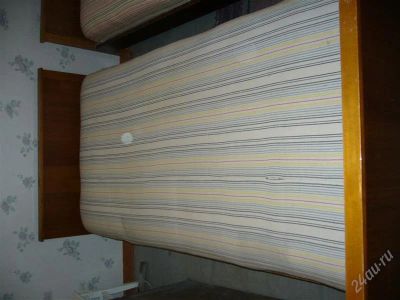 Лот: 921644. Фото: 1. Кровать с синим матрацем. Кровати