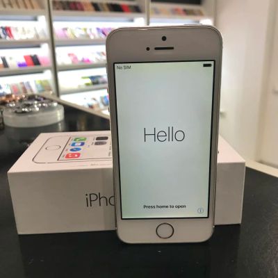 Лот: 10376858. Фото: 1. iPhone 5s silver 16Gb б.у. Смартфоны