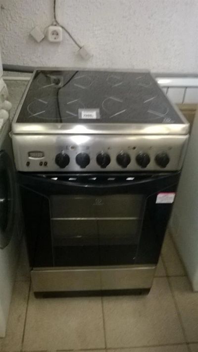 Лот: 3891383. Фото: 1. Плита Indesit K 3C55. Керамика... Плиты, духовые шкафы, варочные поверхности
