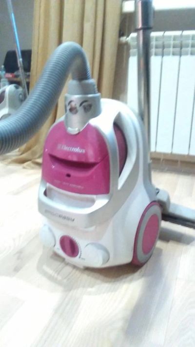 Лот: 10709830. Фото: 1. Пылесос Electrolux ErgoEasy ZTI7615. Пылесосы, паровые швабры