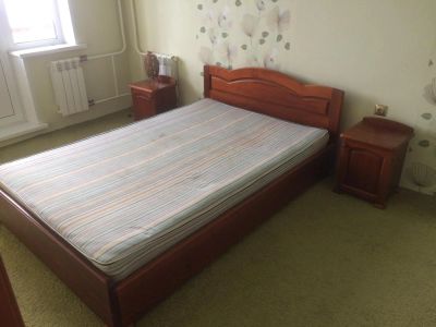 Лот: 8474184. Фото: 1. Кровать и две тумбочки из массива... Кровати