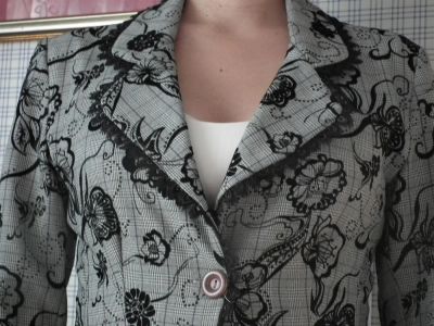 Лот: 3086406. Фото: 1. пиджак с рюшечками 40-42. Пиджаки, жакеты, жилеты