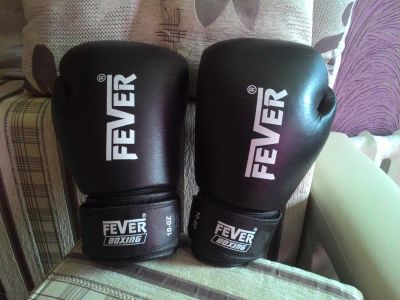Лот: 5701471. Фото: 1. Боксерские перчатки Fever 10oz. Другое (обмундирование и экипировка)