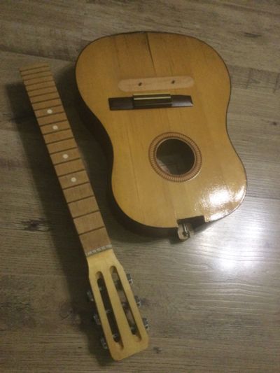 Лот: 16727771. Фото: 1. Сломанная гитара для декора, муляжа... Другое (музыкальные инструменты и оборудование)