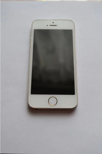 Лот: 10043936. Фото: 1. iphone 5s 16gb gold с коробкой... Смартфоны