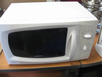 Лот: 9756877. Фото: 1. Микроволновая печь Samsung М181ДNR... Микроволновки, мини-печи