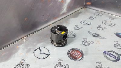 Лот: 23589429. Фото: 1. Поршень Land Rover Discovery 276DT... Двигатель и элементы двигателя