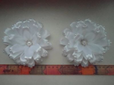 Лот: 9711565. Фото: 1. Банты (на заколках) белые. Цветы из ткани