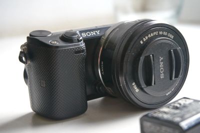Лот: 17051281. Фото: 1. Sony Nex-5T + 16-50 + сумка. Цифровые беззеркальные со сменной оптикой