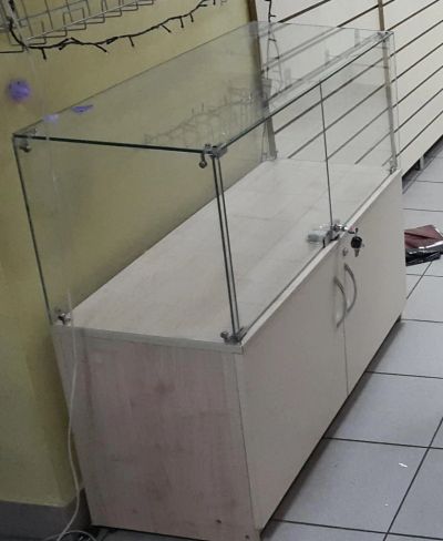 Лот: 8742450. Фото: 1. Витрина стеклянная с ящиком внизу... Торговое