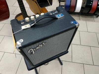 Лот: 19861235. Фото: 1. Комбоусилитель басовый Fender. Гитарные эффекты и комбоусилители