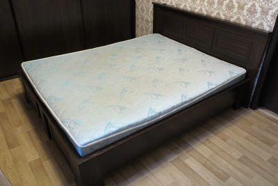 Лот: 15304959. Фото: 1. Двухспальная кровать (массив... Кровати