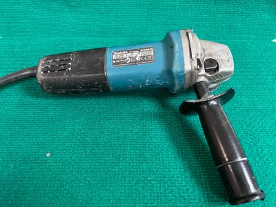Лот: 18821953. Фото: 1. Угловая шлифмашина Makita 9558HN. Электроинструмент
