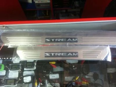 Лот: 5405843. Фото: 1. Накладки на пороги LED на Streem. Детали тюнинга