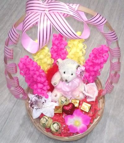 Лот: 5153944. Фото: 1. Корзинка с цветами и мягкой игрушкой... Красноярск