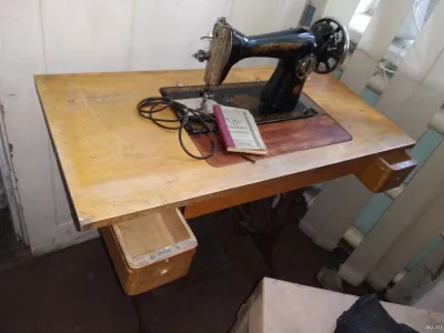 Лот: 19513253. Фото: 1. швейная машинка с ножным приводом... Швейная, вязальная