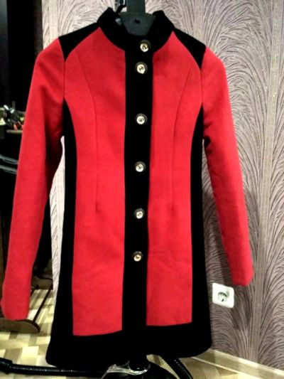 Лот: 12199197. Фото: 1. Пальто женское красно-черное. Верхняя одежда