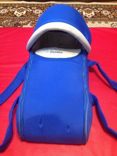 Лот: 11103962. Фото: 1. Переноска для ребёночка ярко-синяя. Слинги, эрго рюкзаки, переноски