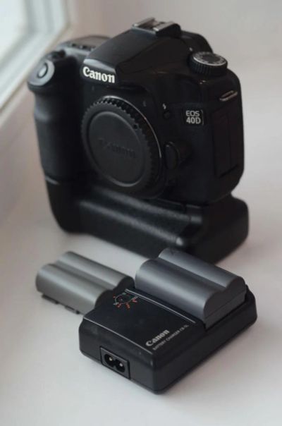 Лот: 8010875. Фото: 1. Canon 40D + батарейный блок. Цифровые зеркальные