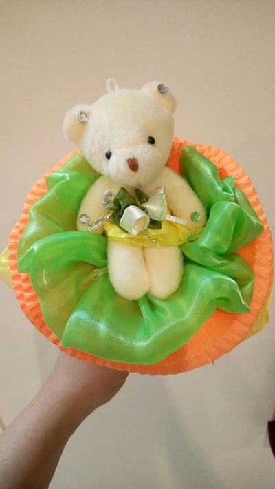 Лот: 7604118. Фото: 1. Мишка в букете. Букеты из конфет, игрушек