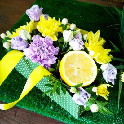 Лот: 6793906. Фото: 1. Композиция с цветами и лимоном... Свежие цветы