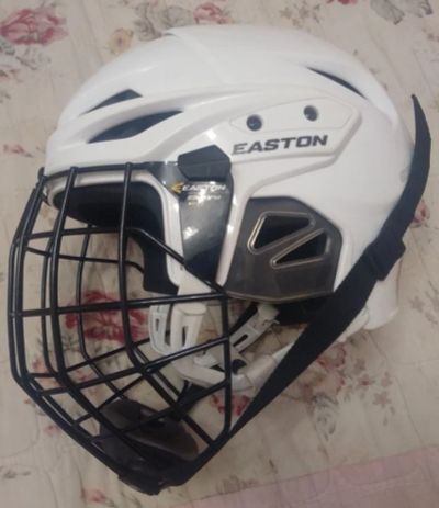 Лот: 12527764. Фото: 1. Шлем хоккейный Easton. Защита тела