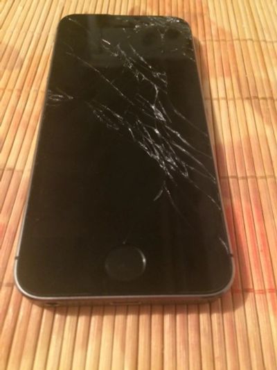 Лот: 6586801. Фото: 1. iPhone 5S 16GB Black - треснуто... Смартфоны