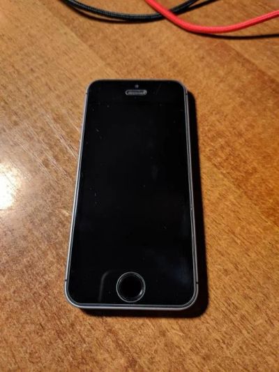 Лот: 15619616. Фото: 1. iPhone SE 128gb. Смартфоны