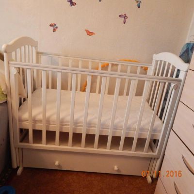 Лот: 8513768. Фото: 1. Продам детскую кроватку с маятником... Комплекты детской мебели