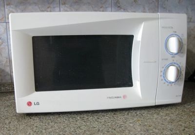 Лот: 4559113. Фото: 1. Микроволновая печь LG MS-1724W. Микроволновки, мини-печи