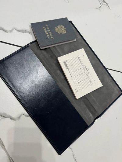 Лот: 21732236. Фото: 1. Трудовая книжка новая, чеки и... Записные книжки, ежедневники, блокноты
