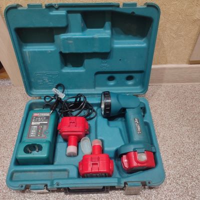 Лот: 19850203. Фото: 1. фонарик и зарядное makita , три... Электроинструмент