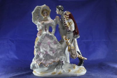 Лот: 25776540. Фото: 1. Свидание с гусаром фарфоровая... Фигурки, статуэтки