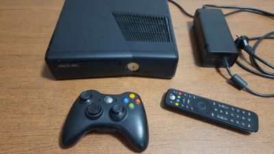 Лот: 25278388. Фото: 1. Xbox 360 S 4Gb. Игры для консолей