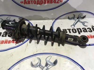 Лот: 21719518. Фото: 1. стойка Toyota Corolla Axio NZE141. Двигатель и элементы двигателя