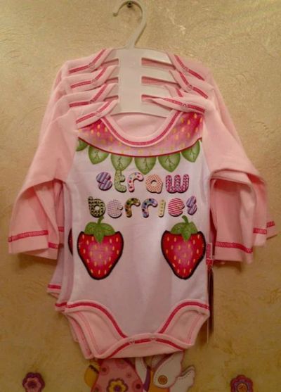 Лот: 6425025. Фото: 1. Боди Strawberries, р.68. Ползунки, распашонки, слипы