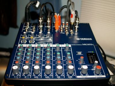 Лот: 4786445. Фото: 1. Микшерный пульт Yamaha MG102c. Микшеры, предусилители, микрофонные эффекты
