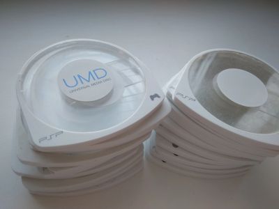 Лот: 18867563. Фото: 1. Боксы от UMD PSP царапины / трещины. Игры для консолей